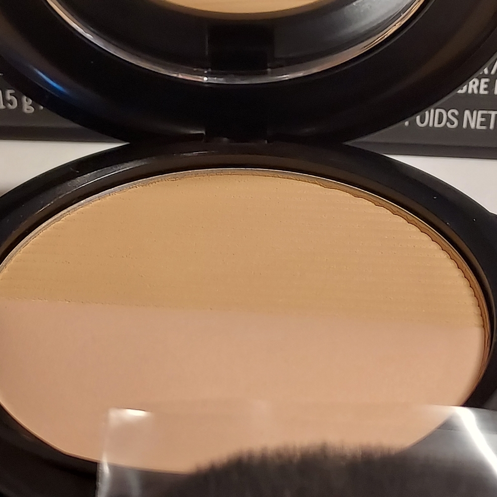 MAC Studio Waterweight Powder *LIGHT* - Picture 3 of 5